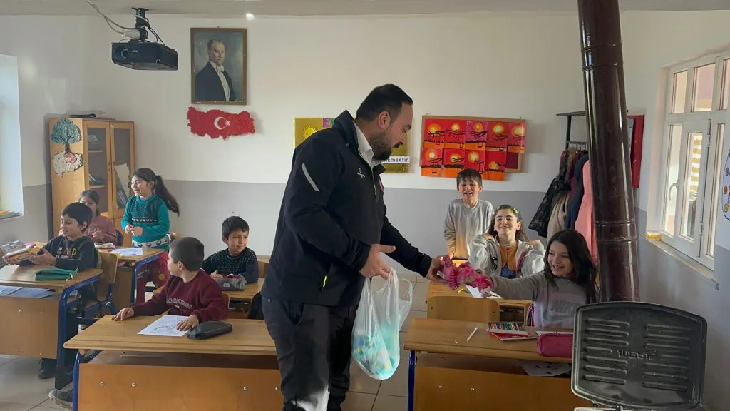 Vezirköprü Mahmatlı ilkokulu öğrencilerine Hediyeler