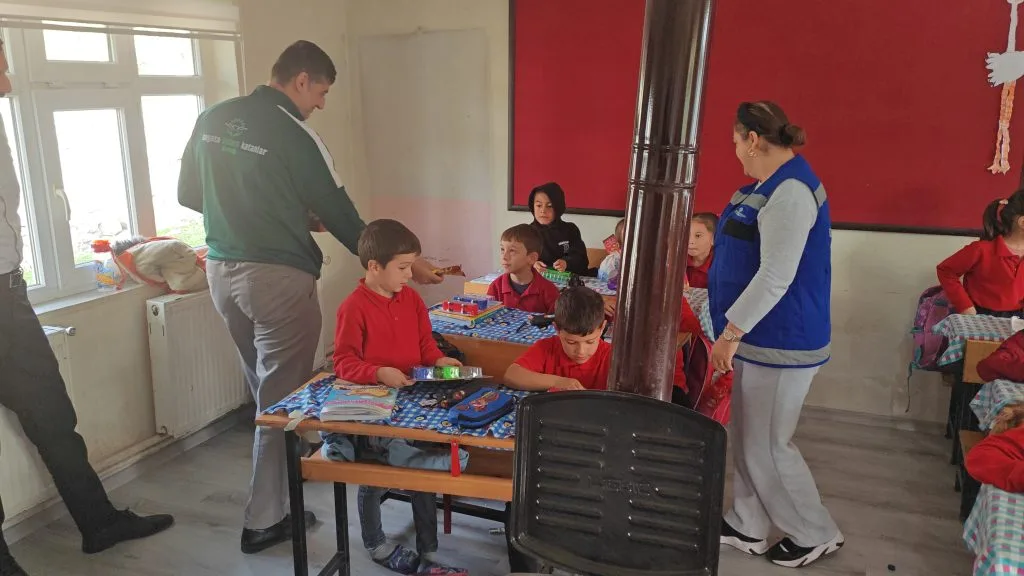 Vezirköprü Teberük ilkokulu Öğrencilerine Hediyeler