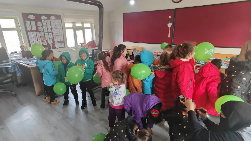 Vezirköprü Teberük ilkokulu Öğrencilerine Hediyeler