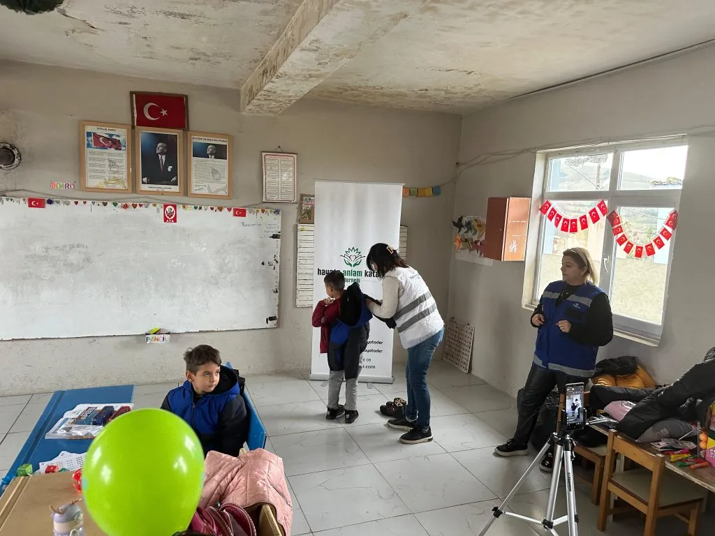 Alaçam Gümüşova İlkokulu Öğrencilerine Hediyeler