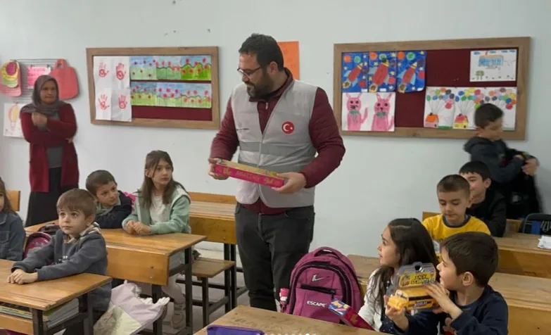 Vezirköprü Kıranalan köyü ilkokulu öğrencilerine hediyeler
