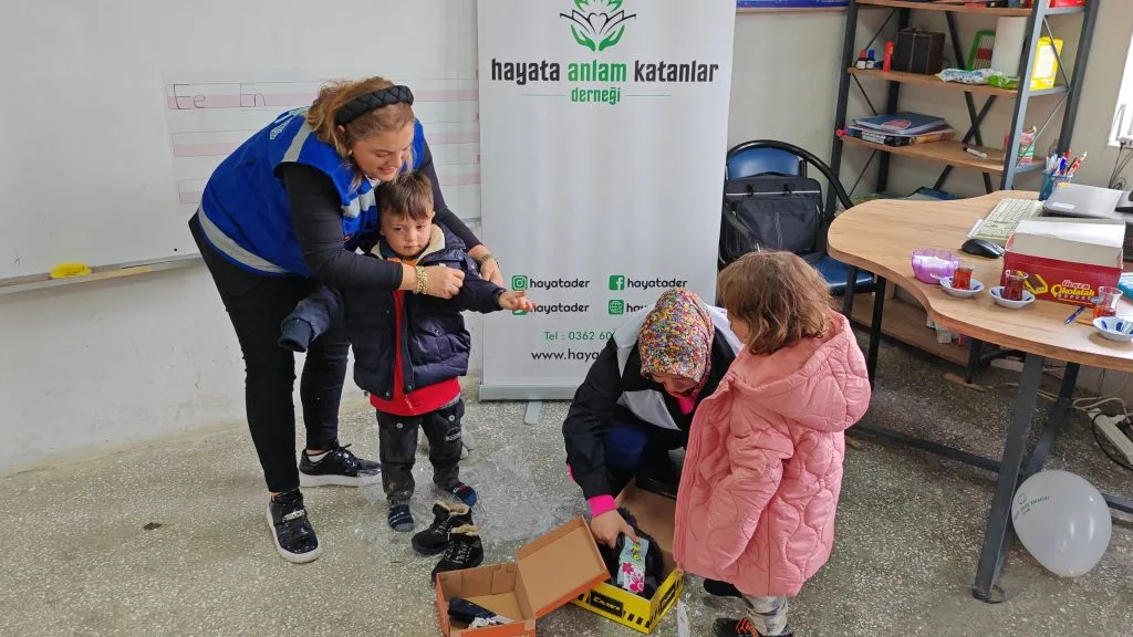 Alaçam Pelitbükü Karacak Köyü İlkokuluna Hediyeler