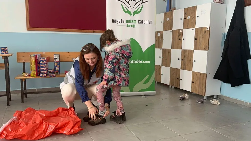Vezirköprü Sırbaşmak İlkokuluna Hediyeler