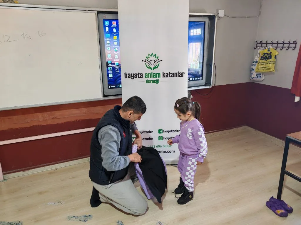 Vezirköprü Kılıç Güney İlkokulu öğrencilerine hediyeler götürdük
