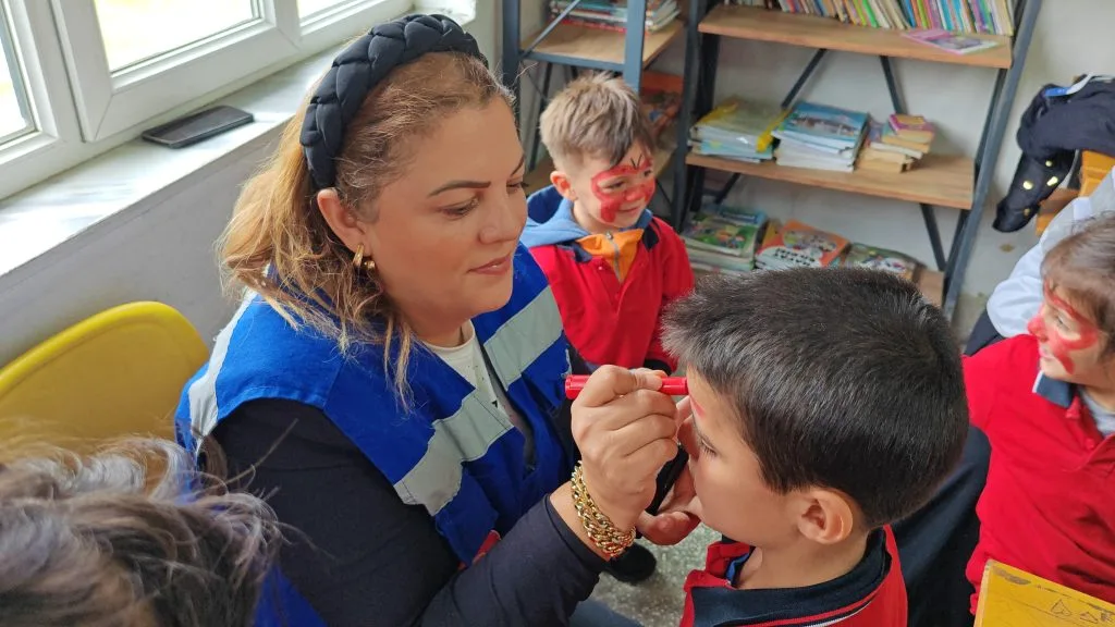 Alaçam Pelitbükü Karacak Köyü İlkokuluna Hediyeler