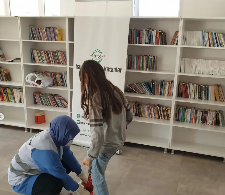 Derneğimiz, Ayvacık Döngel İlkokulu ve Ortaokulu Öğrencilerine Mont ve Bot Hediye Etti