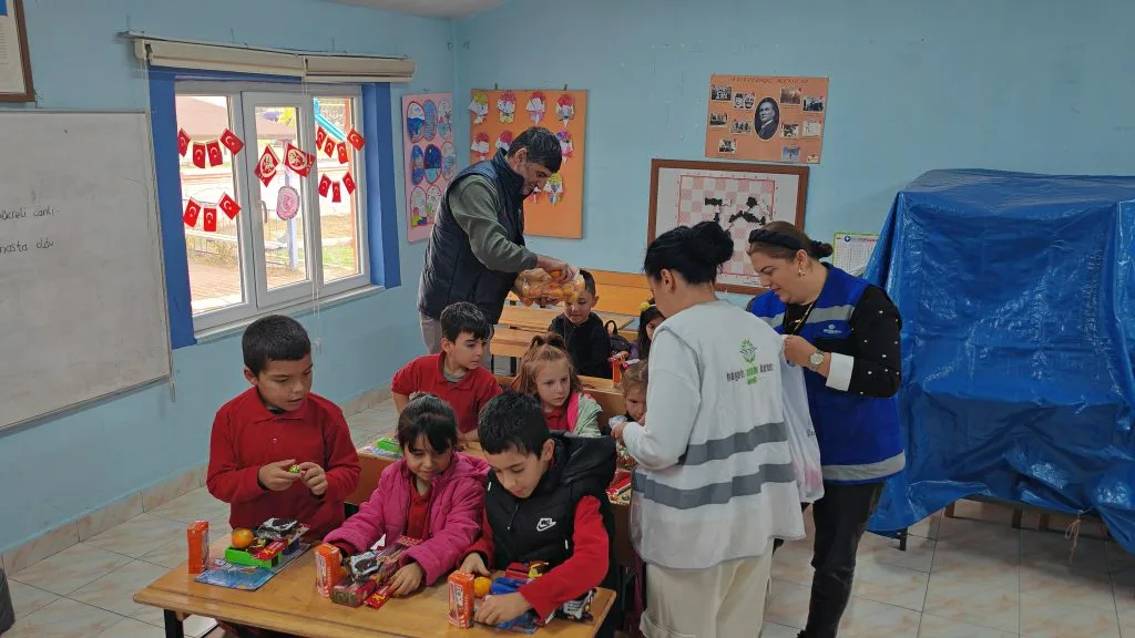 Vezirköprü Örencik İlkokulu Öğrencilerine Hediyeler