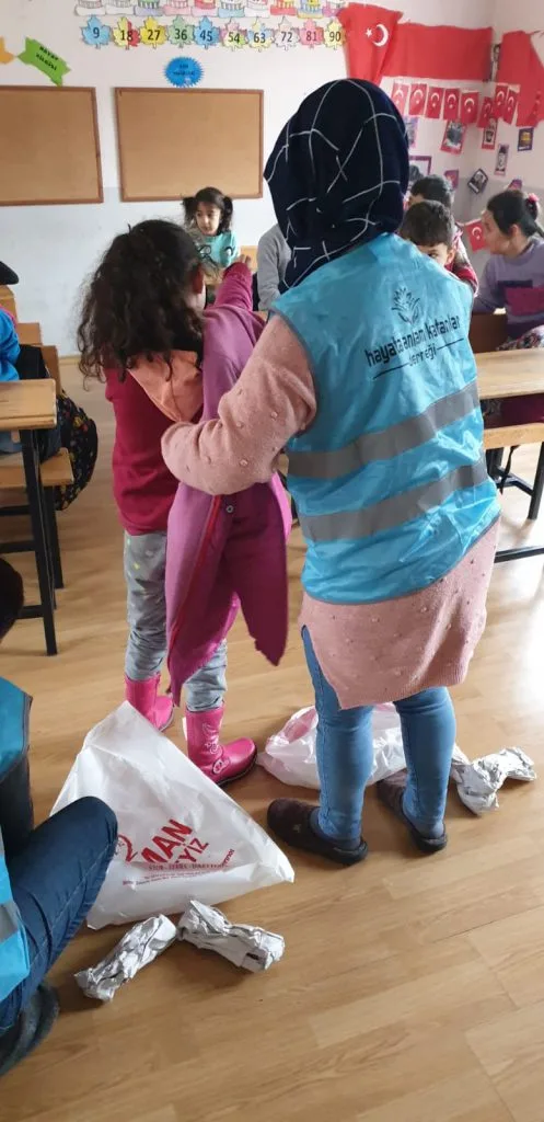 Vezirköprü Öğürlüdere ilkokuluna Hediyeler