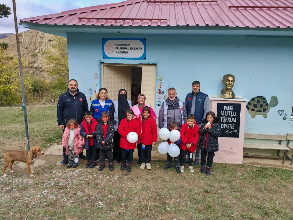 Alaçam Pelitbükü Karacak Köyü İlkokuluna Hediyeler