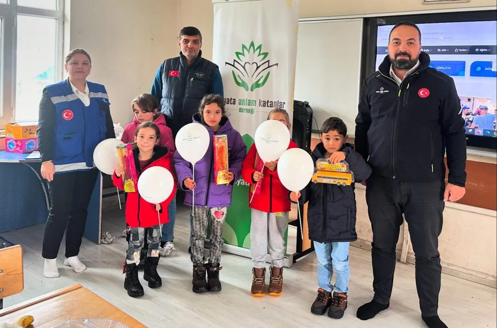 Vezirköprü Aydoğdu İlkokulu Öğrencilerine Hediyeler