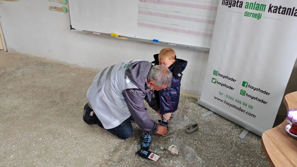 Alaçam Pelitbükü Karacak Köyü İlkokuluna Hediyeler