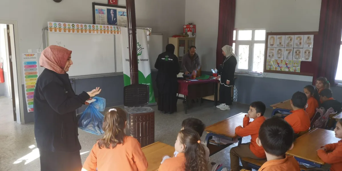 Vezirköprü Çeltek Köyü İlkokulu Öğrencilerine Hediyeler