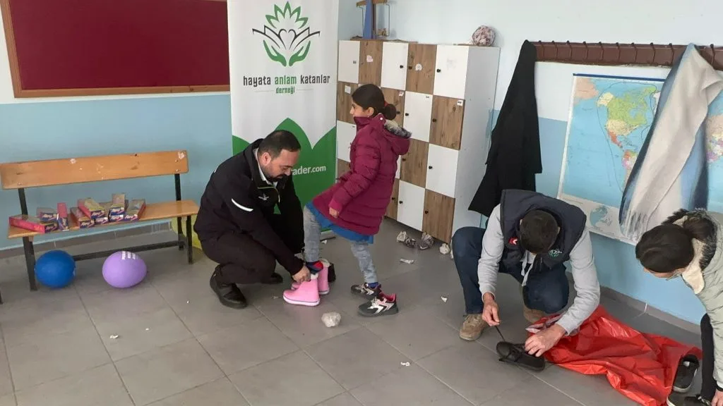 Vezirköprü Sırbaşmak İlkokuluna Hediyeler