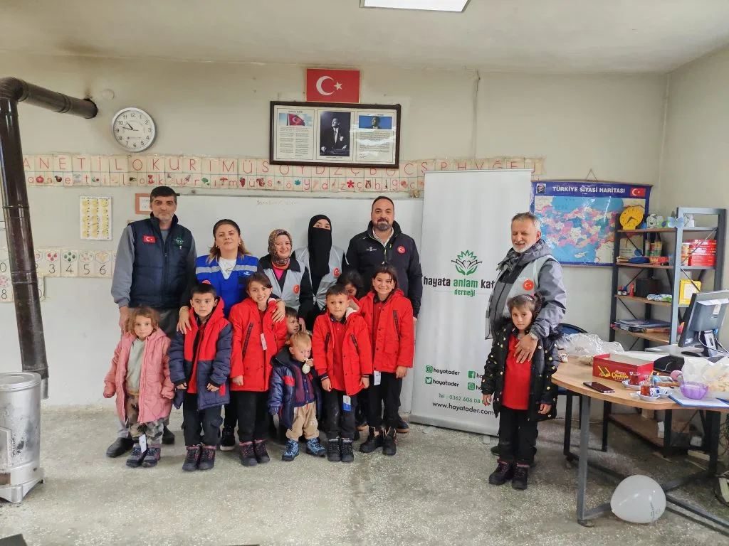 Alaçam Pelitbükü Karacak Köyü İlkokuluna Hediyeler
