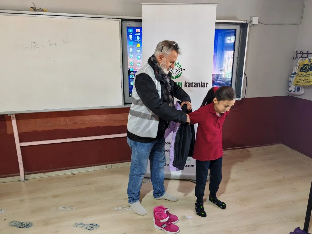 Vezirköprü Kılıç Güney İlkokulu öğrencilerine hediyeler götürdük