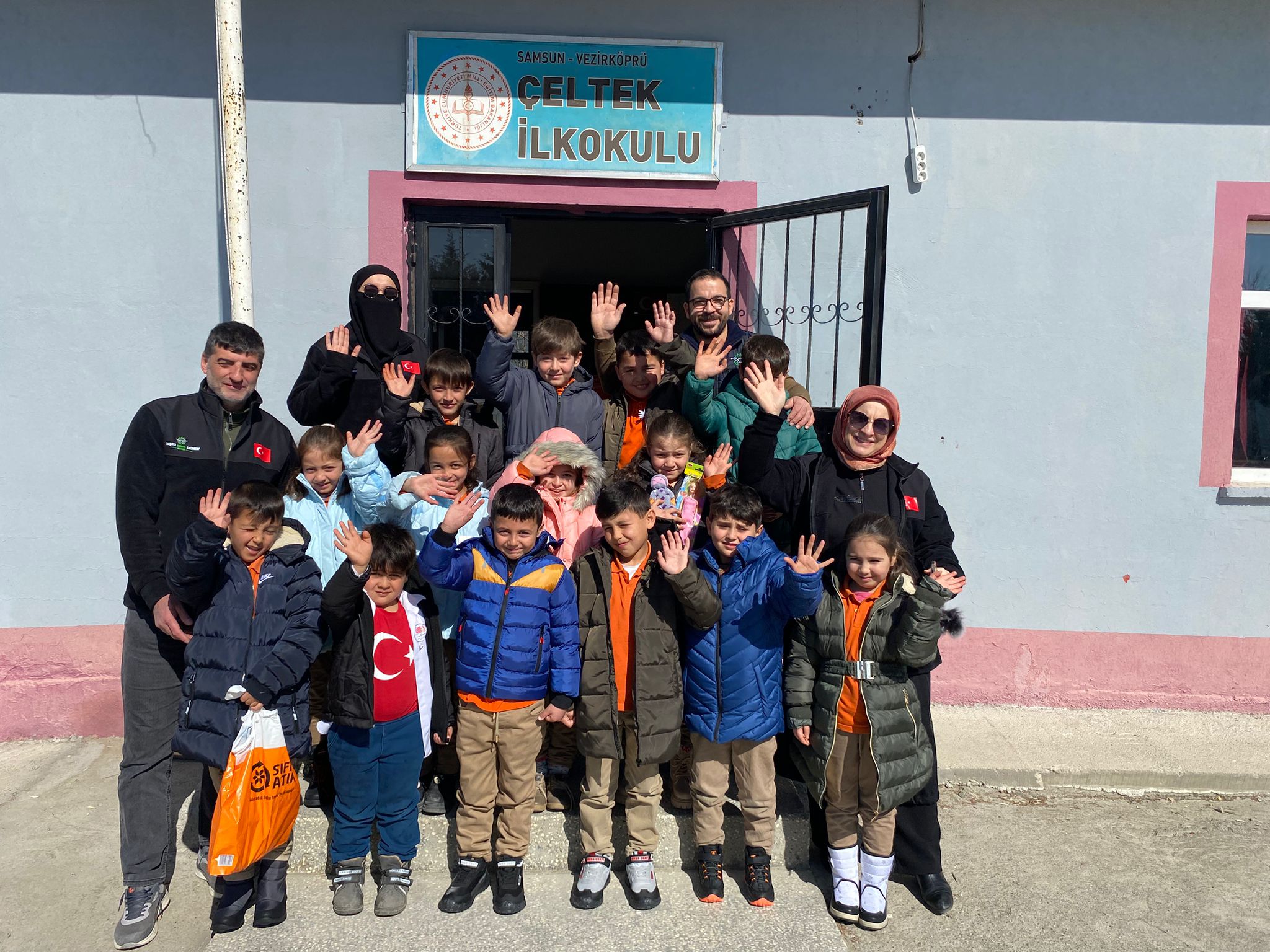 Vezirköprü Çeltek Köyü İlkokulu Öğrencilerine Hediyeler