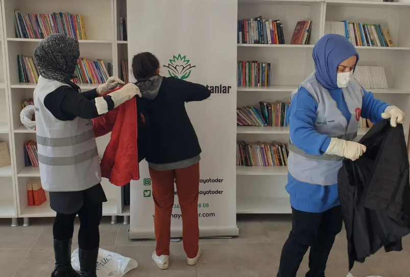 Derneğimiz, Ayvacık Döngel İlkokulu ve Ortaokulu Öğrencilerine Mont ve Bot Hediye Etti