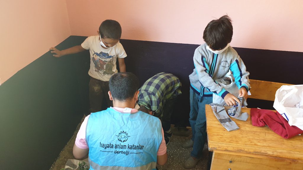 Alaçam Pelitbükü Köy Çocuklarına Hediyeler