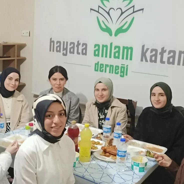 Üniversiteliler İftarda