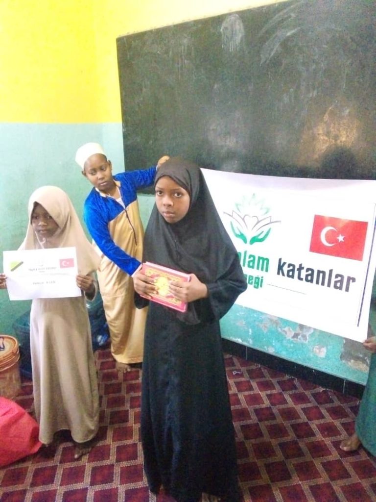 Kuran-ı Kerim Dağıtımı