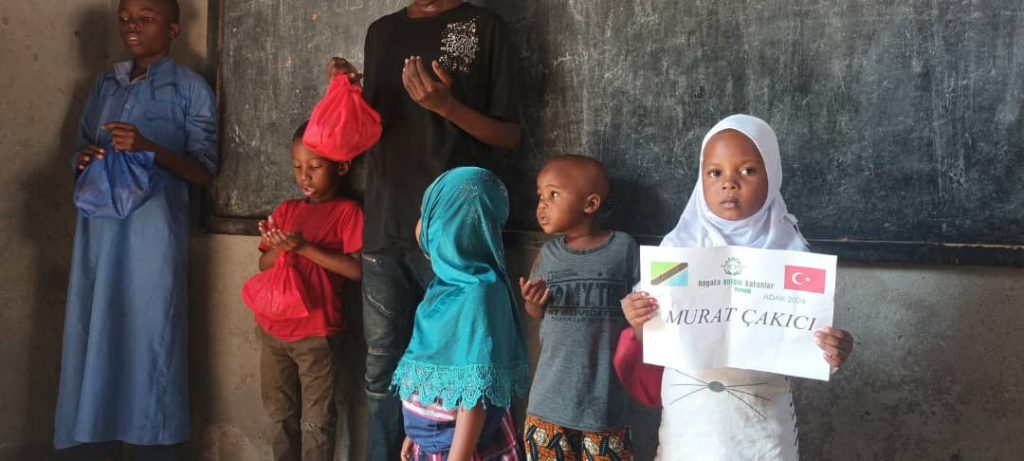 Tanzanya Yetimhanelerine Et ve Kuranı Kerim Dağıtımı