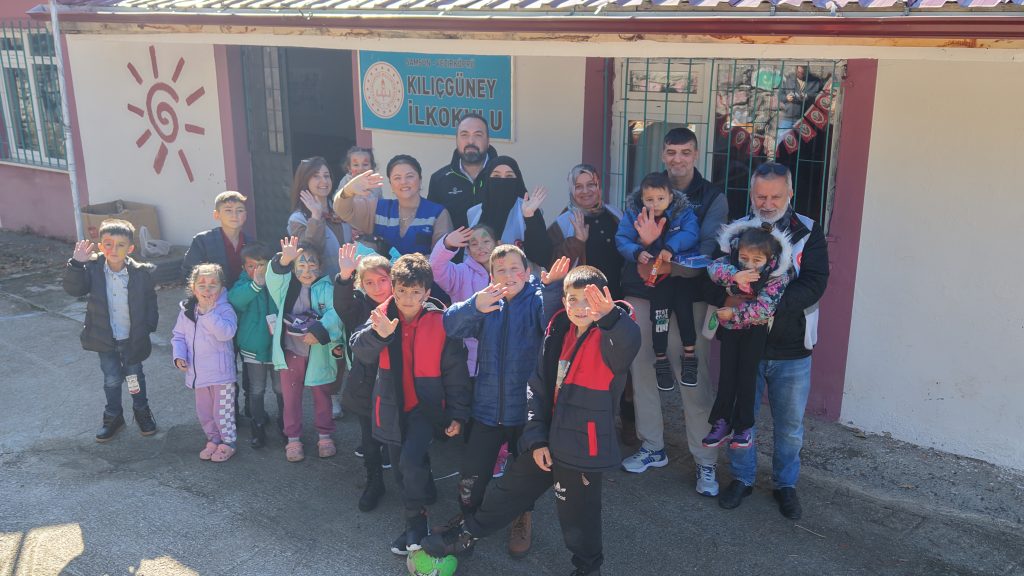 Vezirköprü Kılıç Güney İlkokulu öğrencilerine hediyeler götürdük