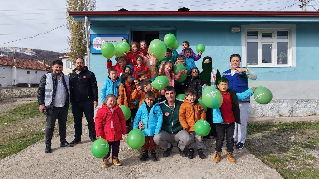Vezirköprü Teberük ilkokulu Öğrencilerine Hediyeler