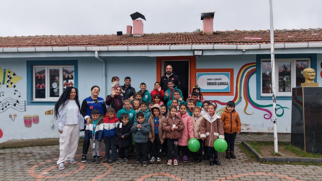 Vezirköprü Örencik İlkokulu Öğrencilerine Hediyeler