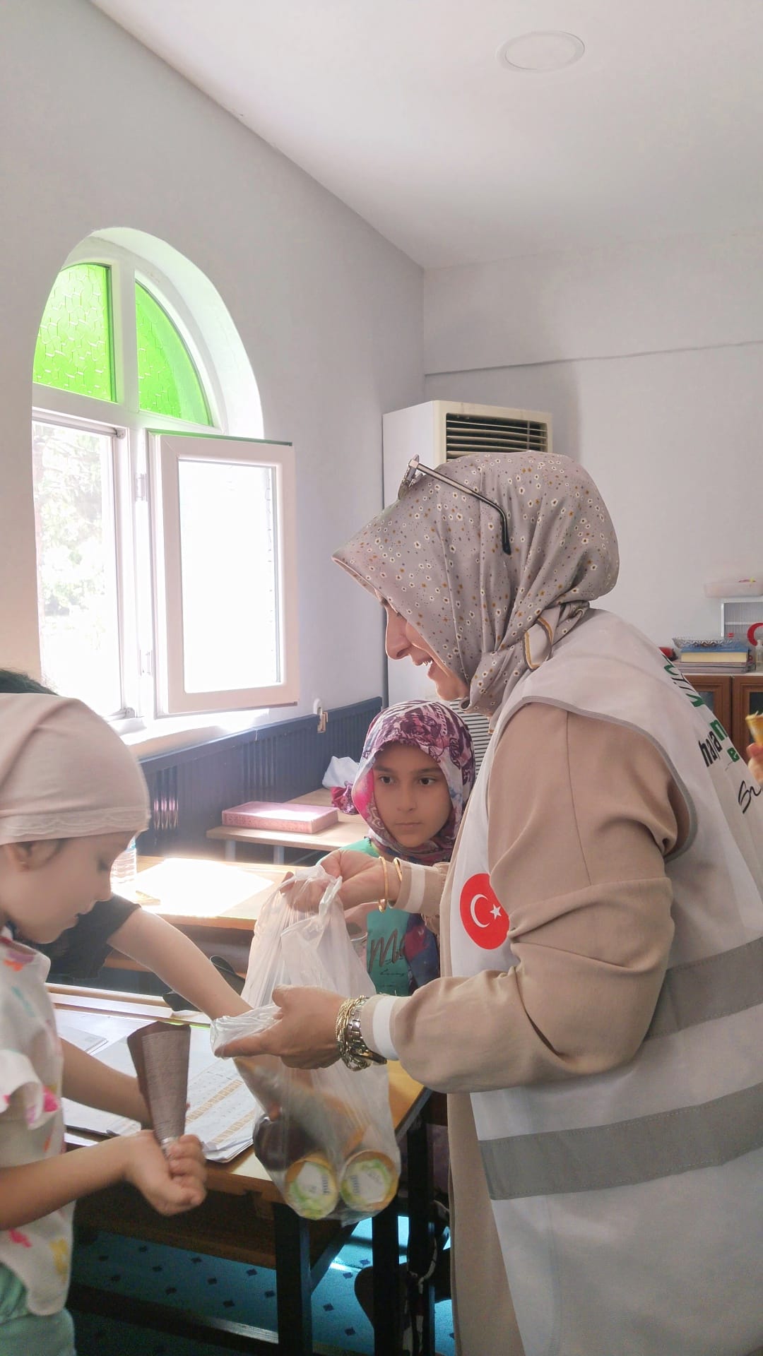 Kur’an Kursu Öğrencilerine Dondurma İkramı