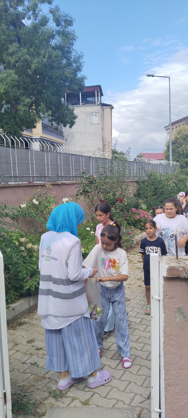 Kur’an kursu öğrencilerine dondurma ikramı