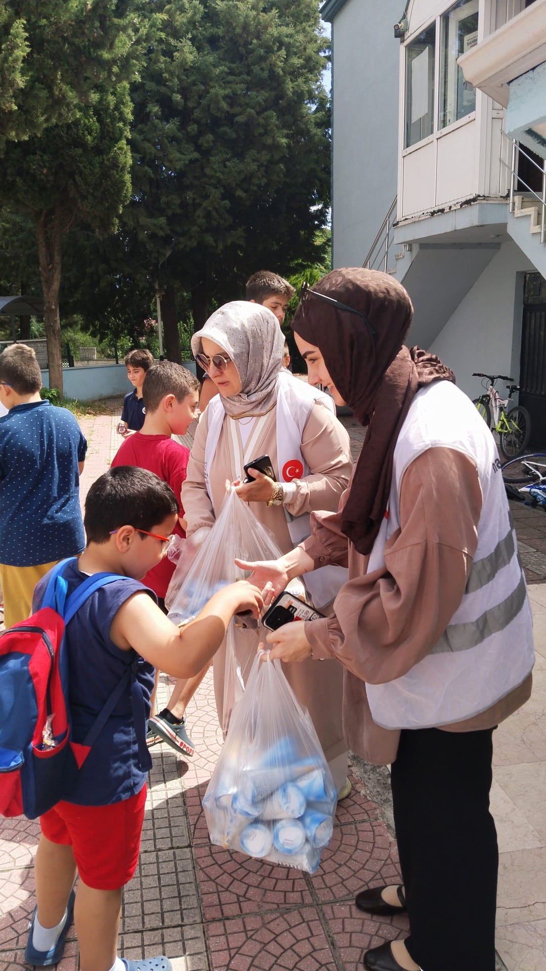 Kur’an kursu öğrencilerine dondurma ikramı